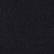 Nahaufnahme der schwarzen Lederstruktur eines Armlehnstuhls