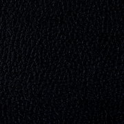 Nahaufnahme der schwarzen Lederstruktur eines Armlehnstuhls