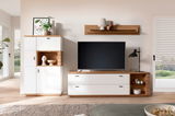 Moderne Wandkombination in einem Wohnzimmer mit weißem und holzfarbenem Design, bestehend aus einem hohen Schrank, einem TV-Schrank und einem Wandregal. Perspektive von vorne.