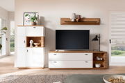 Moderne Wandkombination in einem Wohnzimmer mit weißem und holzfarbenem Design, bestehend aus einem hohen Schrank, einem TV-Schrank und einem Wandregal. Perspektive von vorne.