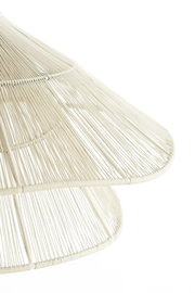 Detailansicht einer Hängeleuchte mit einem eleganten, geflochtenen Design in hellem Beige.