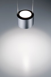 Moderne, zylindrische Hängeleuchte in silberner Farbe, von oben fotografiert, mit hellem Lichtstrahl auf einer grauen Oberfläche.
