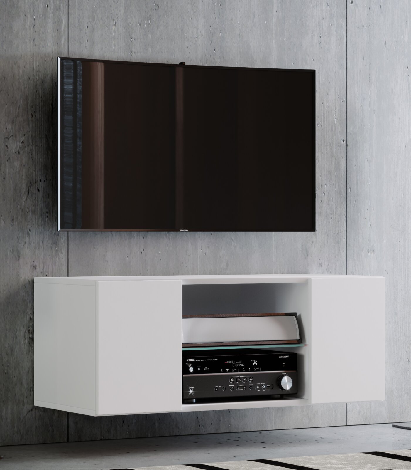 Wandmontierter Flachbildfernseher über einem weißen, schwebenden TV-Lowboard mit offenen Türen und AV-Receiver; Frontansicht in leicht schräger Perspektive