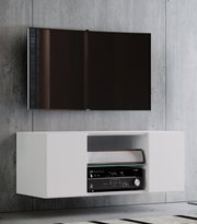 Wandmontierter Flachbildfernseher über einem weißen, schwebenden TV-Lowboard mit offenen Türen und AV-Receiver; Frontansicht in leicht schräger Perspektive