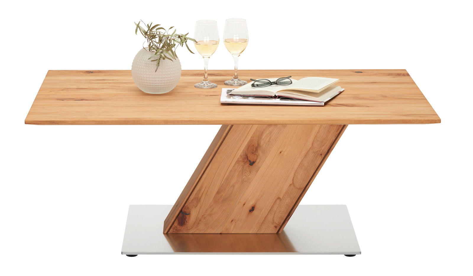 Moderner Couchtisch aus Holz mit Z-förmigem Fuß, dekoriert mit einer Pflanze, zwei Weingläsern und einem Buch, aus der Frontalperspektive.