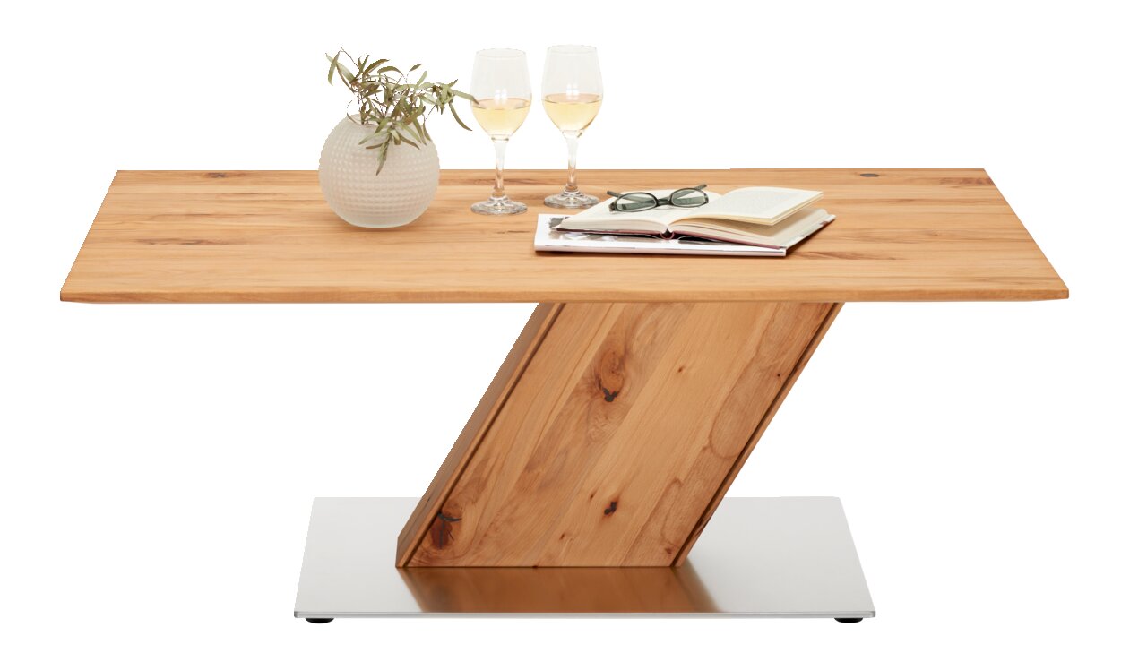 Moderner Couchtisch aus Holz mit Z-förmigem Fuß, dekoriert mit einer Pflanze, zwei Weingläsern und einem Buch, aus der Frontalperspektive.