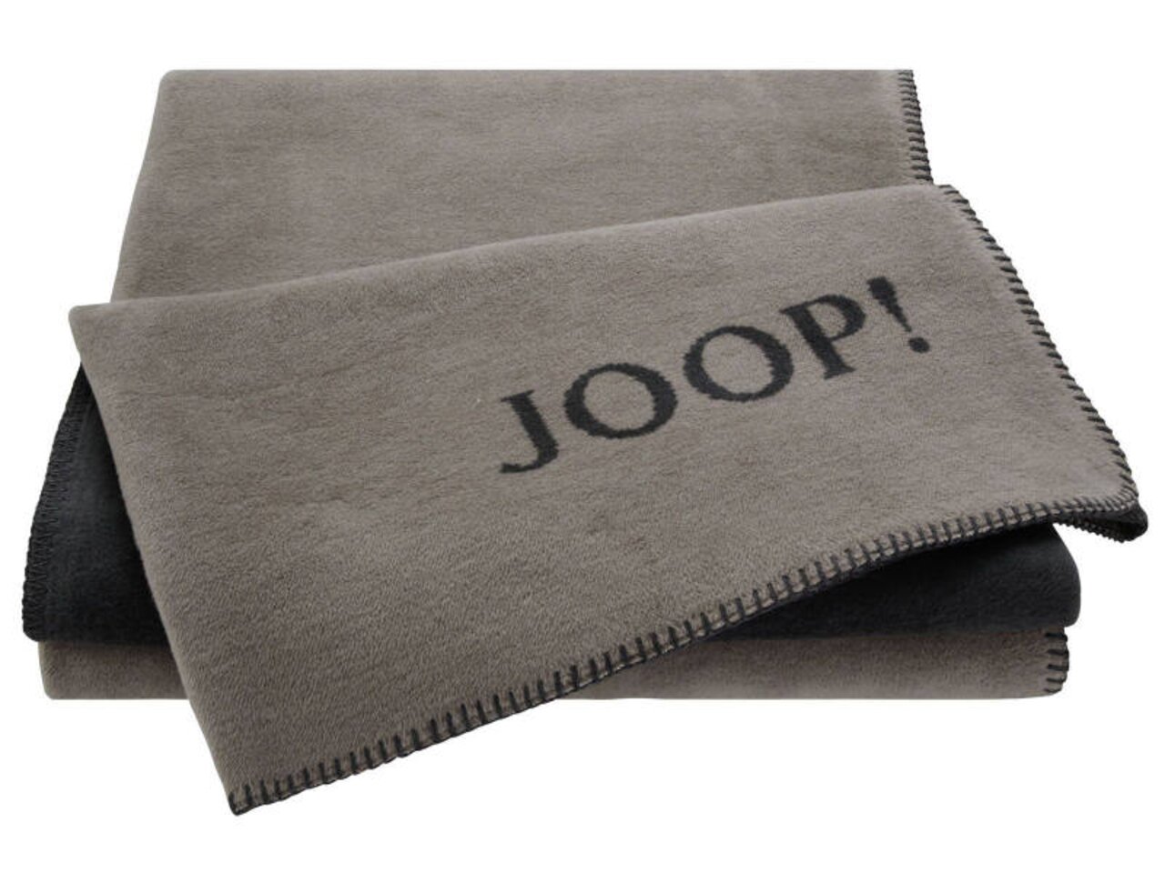 Grijze JOOP!-deken met zwarte opdruk, dubbelgevouwen, gezien van bovenaf.