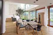 Moderner Essbereich mit Holztisch und schwarzen Stühlen, seitliche Perspektive mit Blick auf große Fenster und grüne Landschaft.