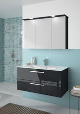 Moderner Badblock mit glänzendem schwarzen Unterschrank und weißem Spiegelschrank, frontal abgebildet in einem stilvollen Badezimmer mit blauen Fliesen.