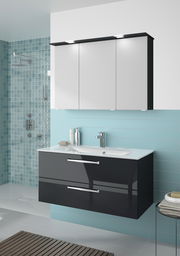 Moderner Badblock mit glänzendem schwarzen Unterschrank und weißem Spiegelschrank, frontal abgebildet in einem stilvollen Badezimmer mit blauen Fliesen.