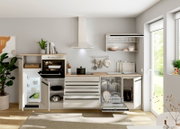 Moderne kompakte Küchenzeile in Beige mit Holzarbeitsplatte, geöffnetem Backofen, Kühlschrank und Geschirrspüler sowie Dunstabzugshaube und Spüle, frontal aus Augenhöhe dargestellt