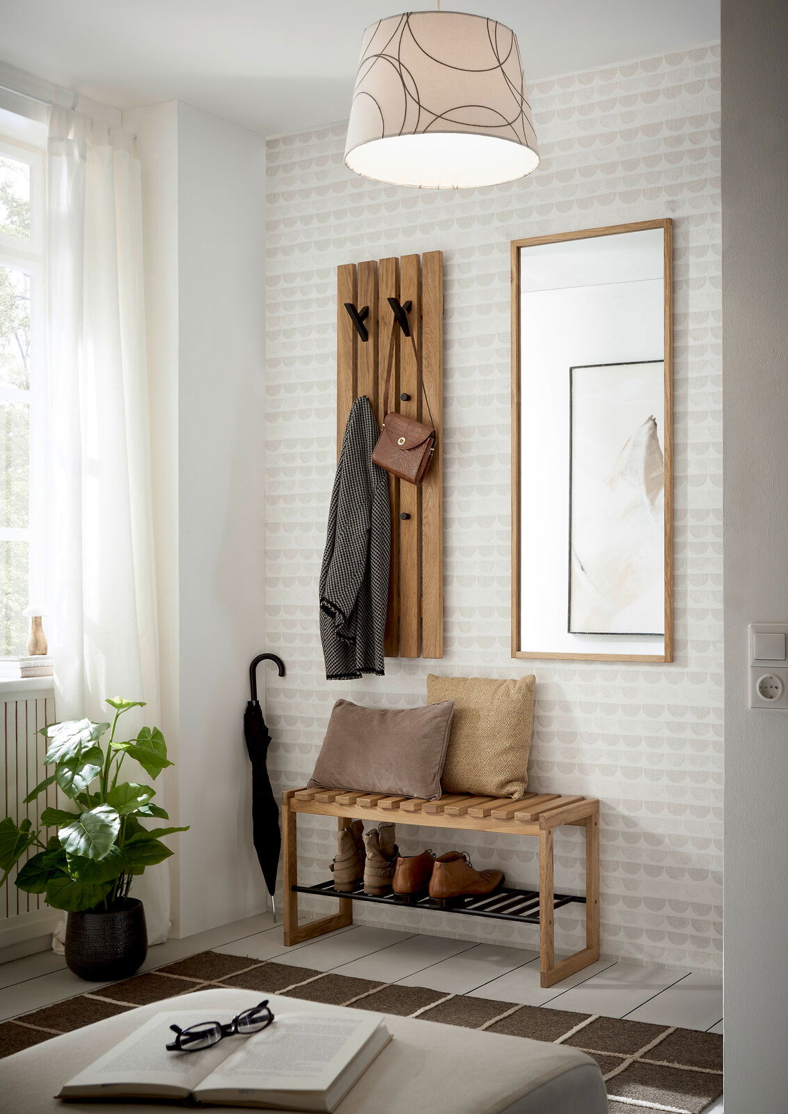 Linea Natura Garderobenpaneel BANTRY Moderner Eingangsbereich mit Garderobenpaneel, Spiegel und Garderobenbank aus Holz. Perspektive von vorne.