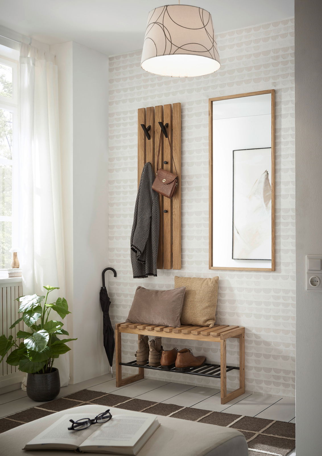 Moderner Eingangsbereich mit Garderobenpaneel, Spiegel und Garderobenbank aus Holz. Perspektive von vorne.