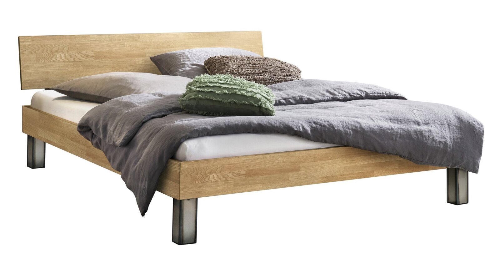 Modernes Doppelbett aus hellem Holz mit schlichtem Kopfteil und Metallfüßen, bezogen mit grauer Bettwäsche und Dekokissen, gezeigt in schräger Vorderansicht