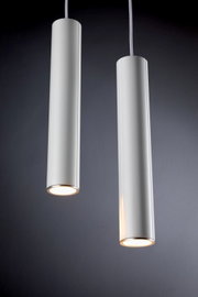 Twee cilindervormige, witte hanglampen, gezien vanuit de zijkant, die aan het plafond hangen en naar beneden schijnen.