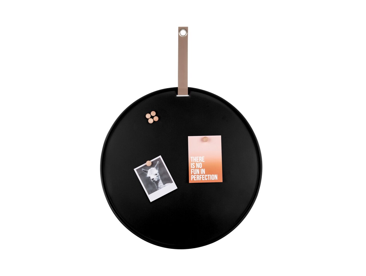 present time Memo Board PERKY GESCHENKARTIKEL Rundes schwarzes Memoboard mit braunem Aufhänger, darauf befestigt sind ein Foto und eine Karte mit der Aufschrift 'THERE IS NO FUN IN PERFECTION'. Perspektive: Frontalansicht.