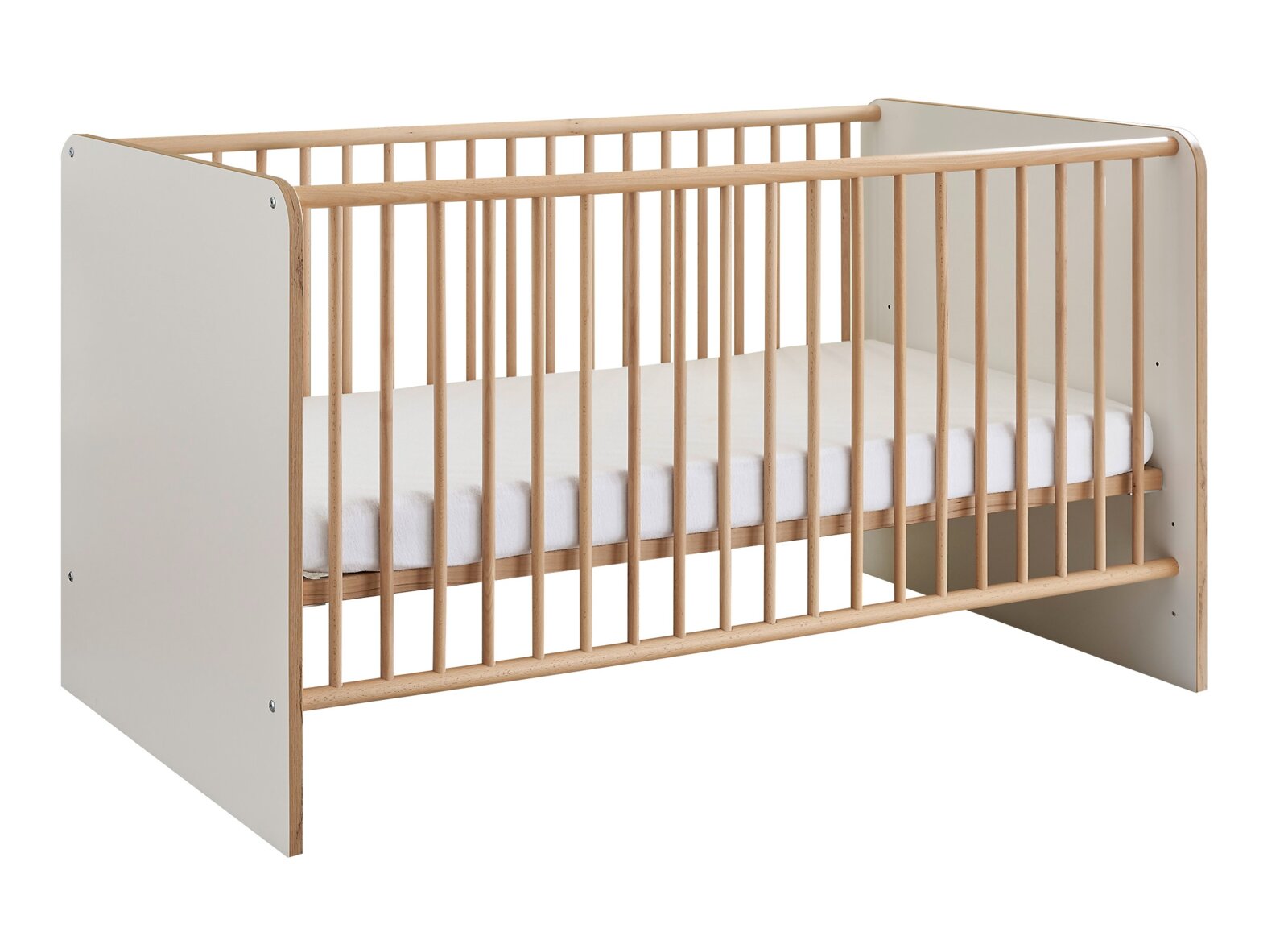 MyBaby Babybett ASTEA Modernes Babybett/Gitterbett aus hellem Holz mit weißen Seitenteilen und Matratze, freigestellt vor weißem Hintergrund, in schräger Frontansicht von vorn links