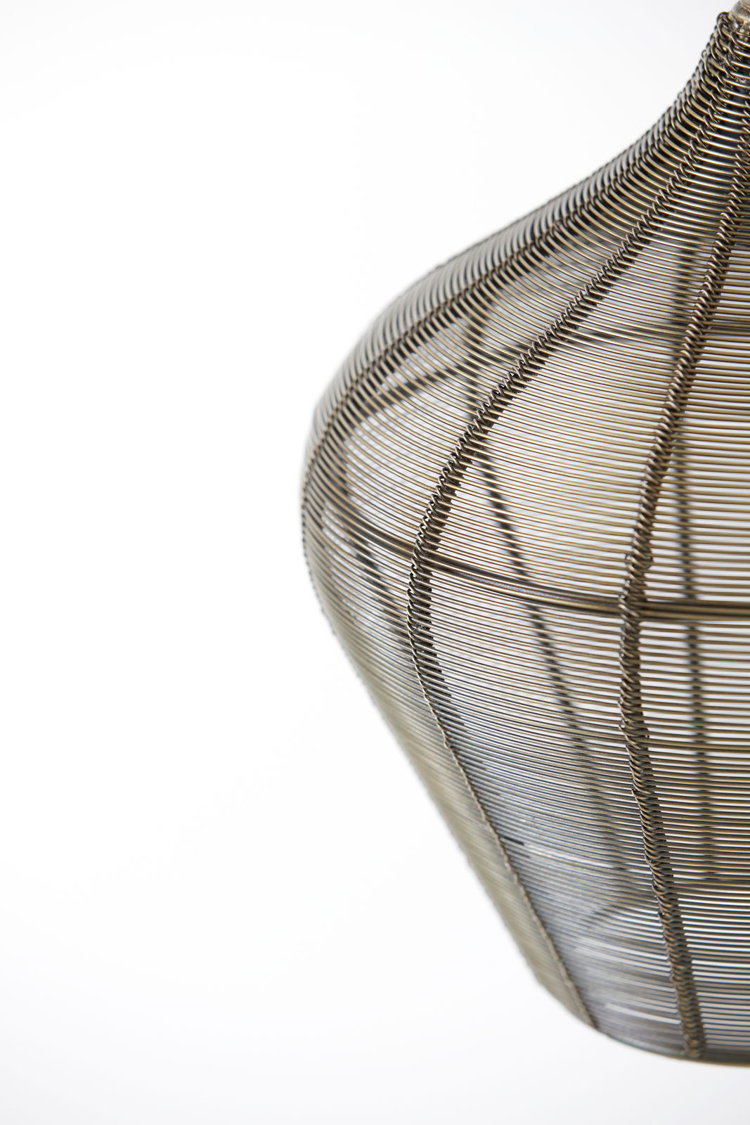 Nahaufnahme einer Hängeleuchte aus Metall mit filigranem Drahtdesign, seitliche Perspektive