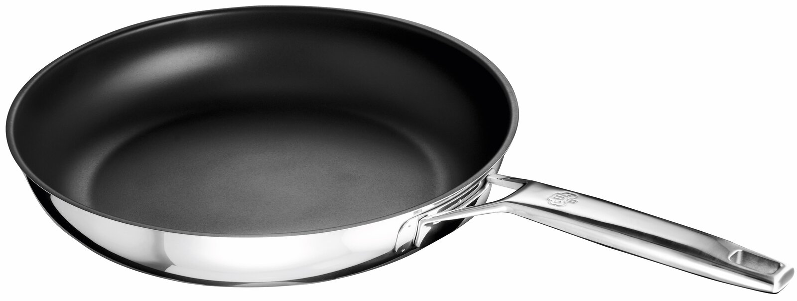 Schwarze antihaftbeschichtete Bratpfanne mit glänzendem Edelstahlgriff, schräg von oben in Seitenansicht freigestellt auf weißem Hintergrund