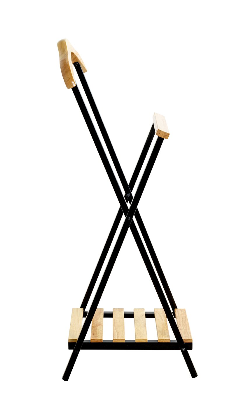 Schwarzer Klapp-Gepäckständer aus Metall mit Holzleisten und Holzauflagen, freistehend in Frontansicht auf weißem Hintergrund.