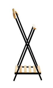 Schwarzer Klapp-Gepäckständer aus Metall mit Holzleisten und Holzauflagen, freistehend in Frontansicht auf weißem Hintergrund.