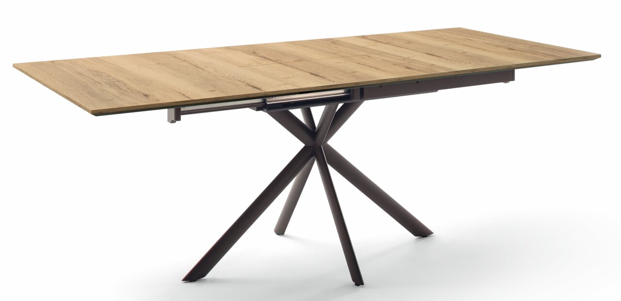 Moderner Esstisch mit Holzplatte und metallischem Kreuzfußgestell, seitliche Perspektive