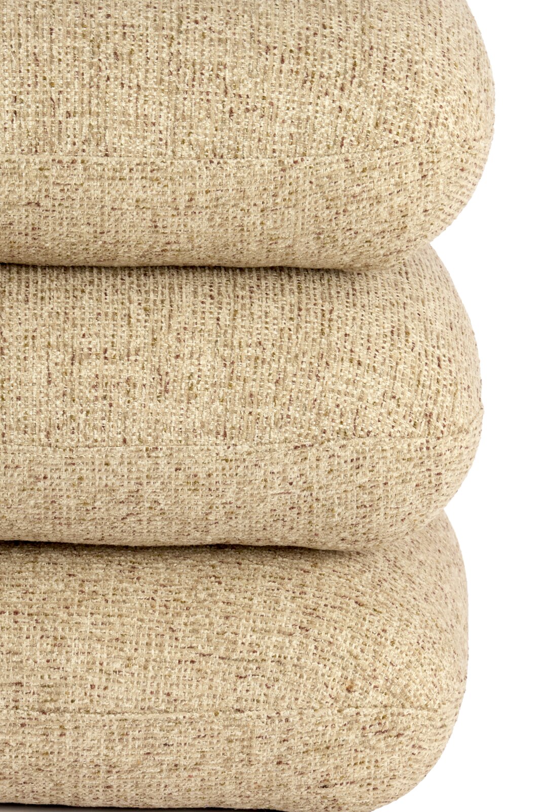 Light&Living Sitzpuff LAURIE Nahaufnahme eines beigen Sitzpuffs mit strukturierter Oberfläche, von der Seite betrachtet.