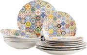 Bunt gemustertes Tafelservice mit hexagonalen Fliesenmotiven, bestehend aus großen Tellern, tiefen Schalen und kleinen Tellern, in schräger Vorderansicht auf weißem Hintergrund