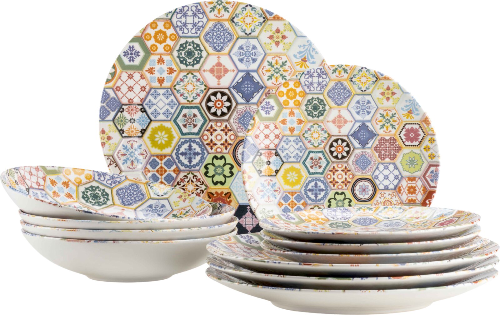 Bunt gemustertes Tafelservice mit hexagonalen Fliesenmotiven, bestehend aus großen Tellern, tiefen Schalen und kleinen Tellern, in schräger Vorderansicht auf weißem Hintergrund