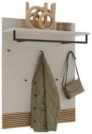 Garderobenpaneel mit Ablage, Kleiderhaken und Kleiderstange, frontal abgebildet. Dekoriert mit einem Mantel, einer Tasche und dekorativen Objekten auf der Ablage.