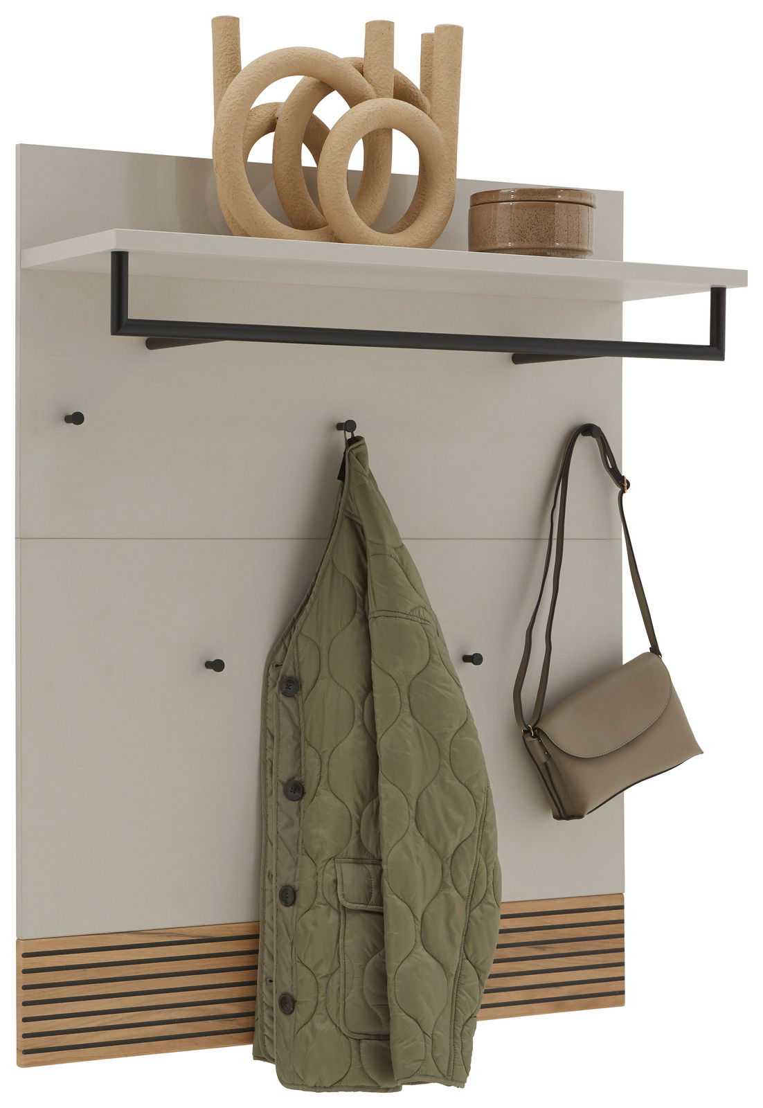 Voleo Garderobenpaneel INDO Garderobenpaneel mit Ablage, Kleiderhaken und Kleiderstange, frontal abgebildet. Dekoriert mit einem Mantel, einer Tasche und dekorativen Objekten auf der Ablage.