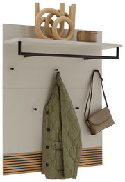 Garderobenpaneel mit Ablage, Kleiderhaken und Kleiderstange, frontal abgebildet. Dekoriert mit einem Mantel, einer Tasche und dekorativen Objekten auf der Ablage.