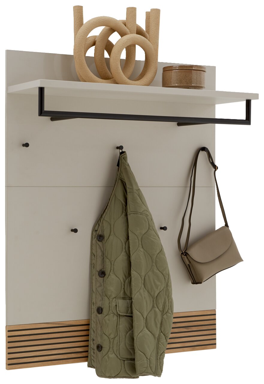 Voleo Garderobenpaneel INDO Garderobenpaneel mit Ablage, Kleiderhaken und Kleiderstange, frontal abgebildet. Dekoriert mit einem Mantel, einer Tasche und dekorativen Objekten auf der Ablage.