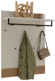 Garderobenpaneel mit Ablage, Kleiderhaken und Kleiderstange, frontal abgebildet. Dekoriert mit einem Mantel, einer Tasche und dekorativen Objekten auf der Ablage.