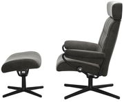 Seitliche Ansicht eines Einzelsessels mit Kopfstütze und passendem Fußhocker in dunklem Stoffbezug auf schwarzem Drehgestell.