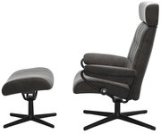 Seitliche Ansicht eines Einzelsessels mit Kopfstütze und passendem Fußhocker in dunklem Stoffbezug auf schwarzem Drehgestell.