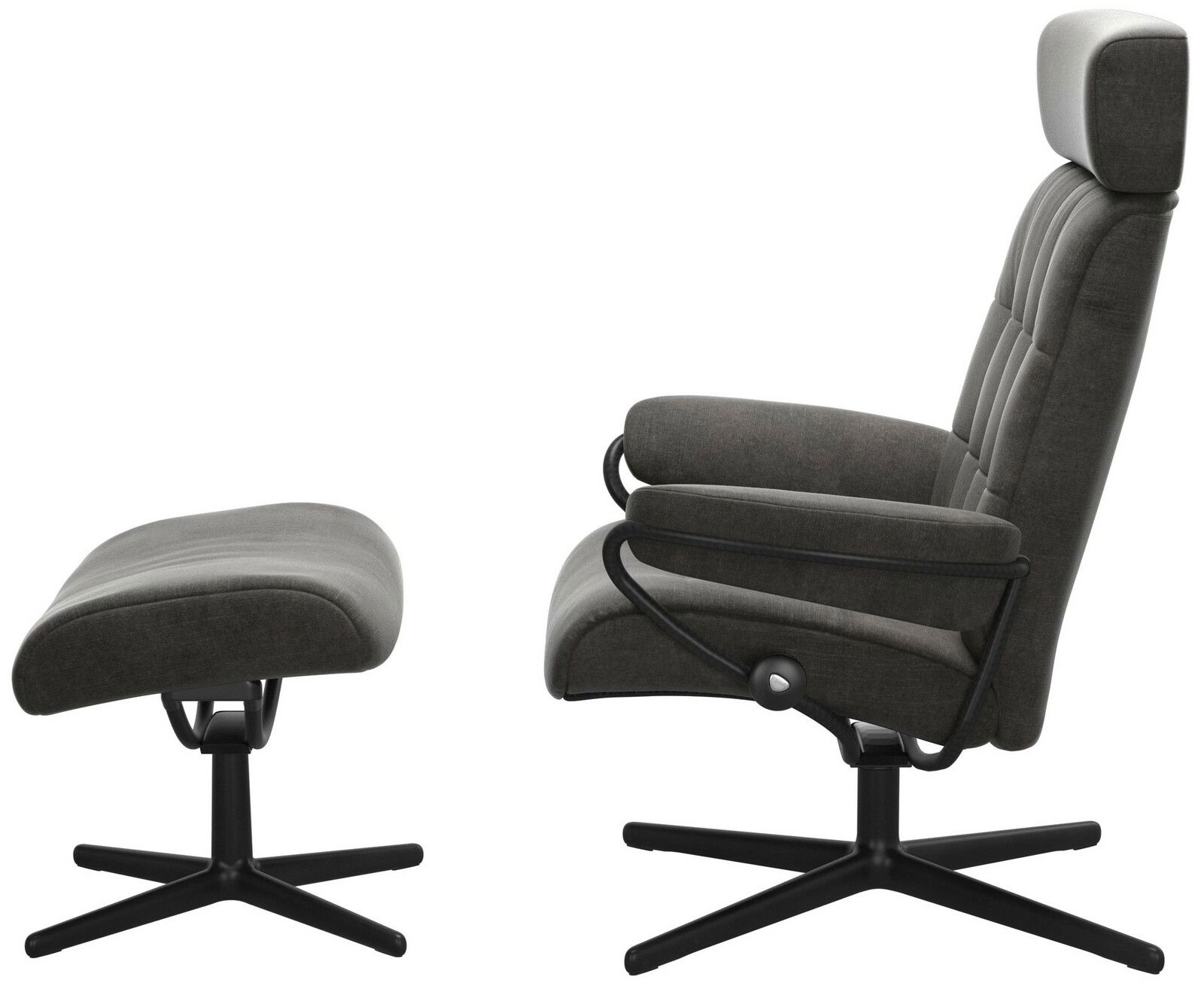 Seitliche Ansicht eines Einzelsessels mit Kopfstütze und passendem Fußhocker in dunklem Stoffbezug auf schwarzem Drehgestell.