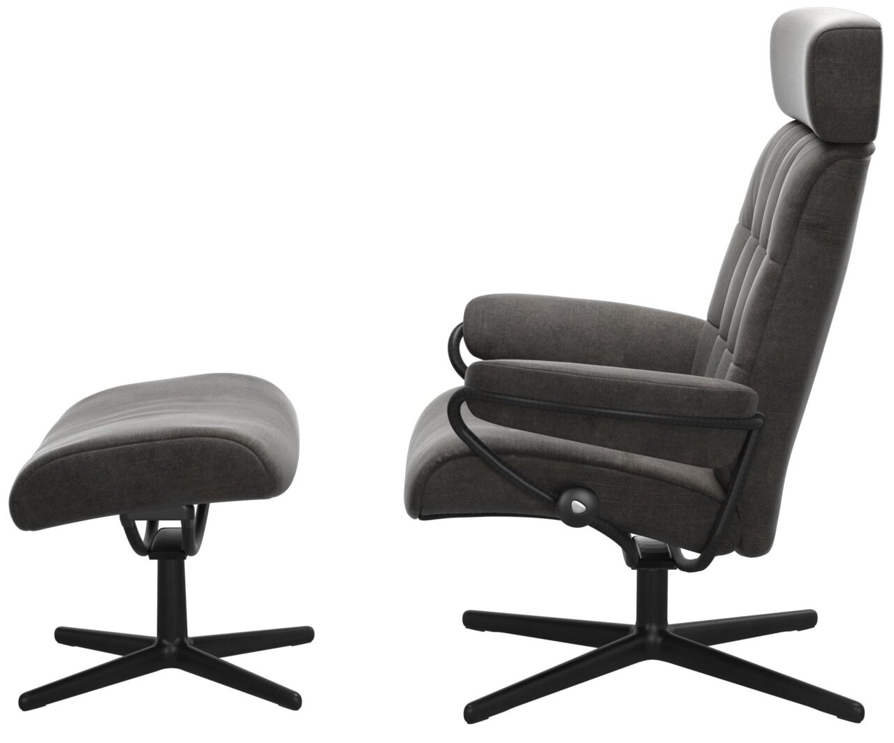 Zijaanzicht van een fauteuil met hoofdsteun en bijpassende voetenbank, bekleed met donkere stof op een zwart draaipootonderstel.