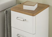 Moderner Unterschrank mit weißer Front und Holzoberfläche, seitliche Perspektive