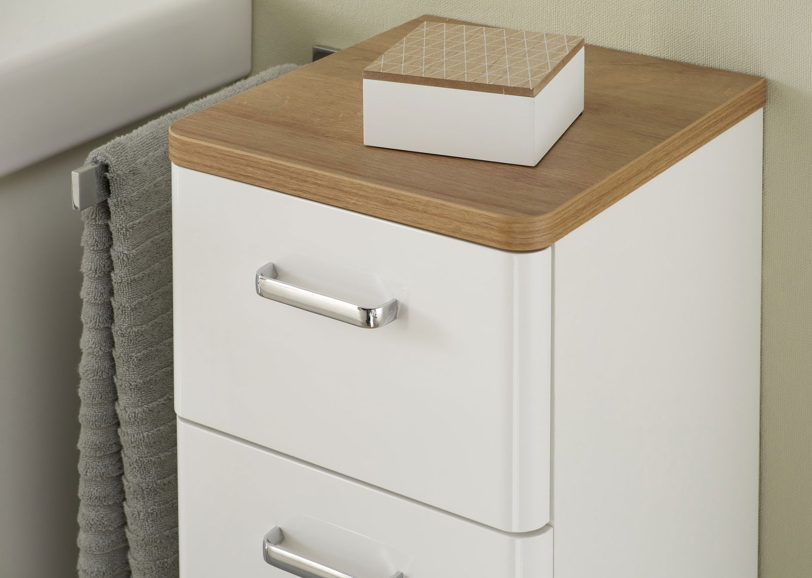 Moderner Unterschrank mit weißer Front und Holzoberfläche, seitliche Perspektive