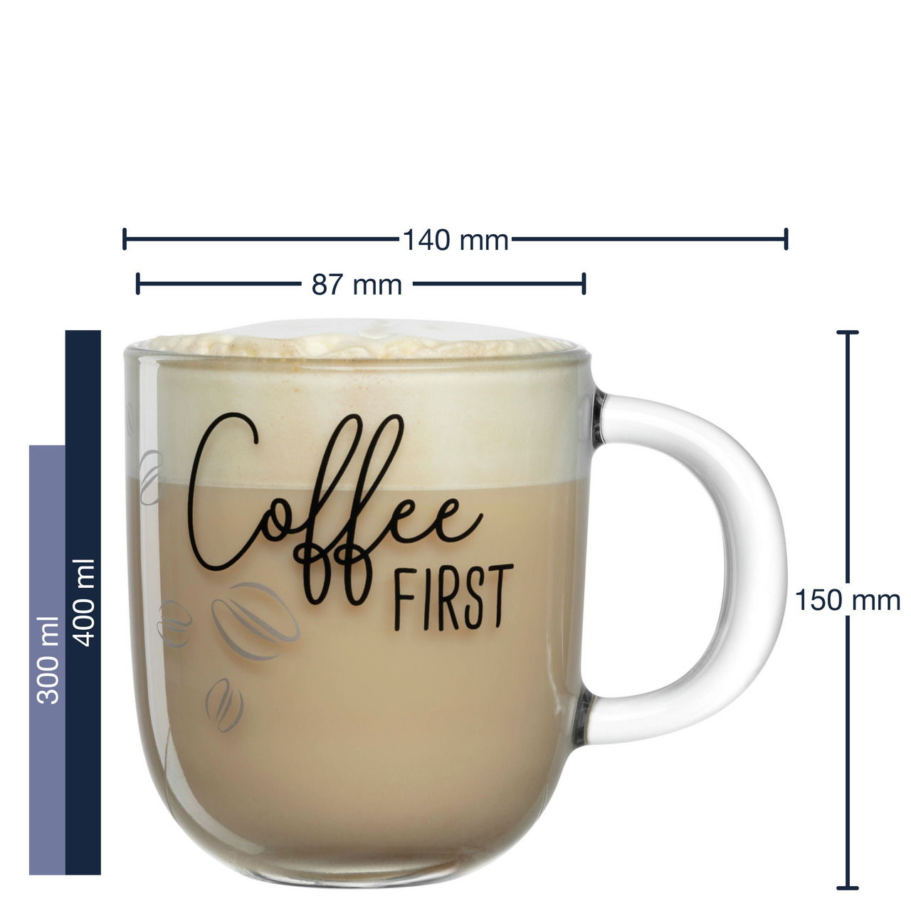 Transparente Tasse mit der Aufschrift 'Coffee FIRST', gefüllt mit Kaffee und Milchschaum, seitliche Perspektive.