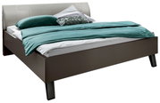 Futonbett mit modernem Design, seitliche Perspektive, ausgestattet mit grüner Bettwäsche und mehreren Kissen.