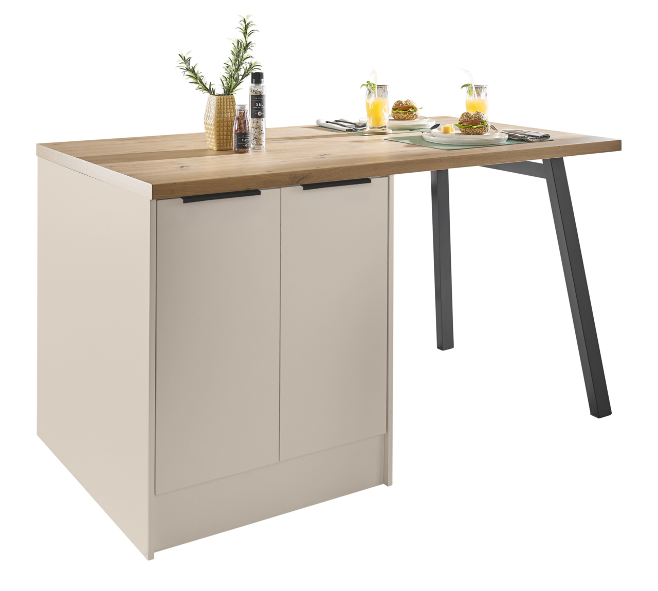 Moderner Kücheninsel-Esstisch mit heller Holzplatte, weißem Unterschrank mit zwei Türen und schwarzen Griffen sowie schrägem schwarzem Metallbein, gedeckt mit Geschirr; Perspektive: schräg von vorne links.