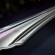 Nahaufnahme eines glänzenden Besteckteils mit Gravur 'Cromargan protect' und WMF-Logo, seitliche Perspektive.