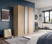 Moderner Kleiderschrank in heller Holzoptik mit mittlerer Spiegeltür im Schlafzimmer, frontale Ansicht leicht von links.