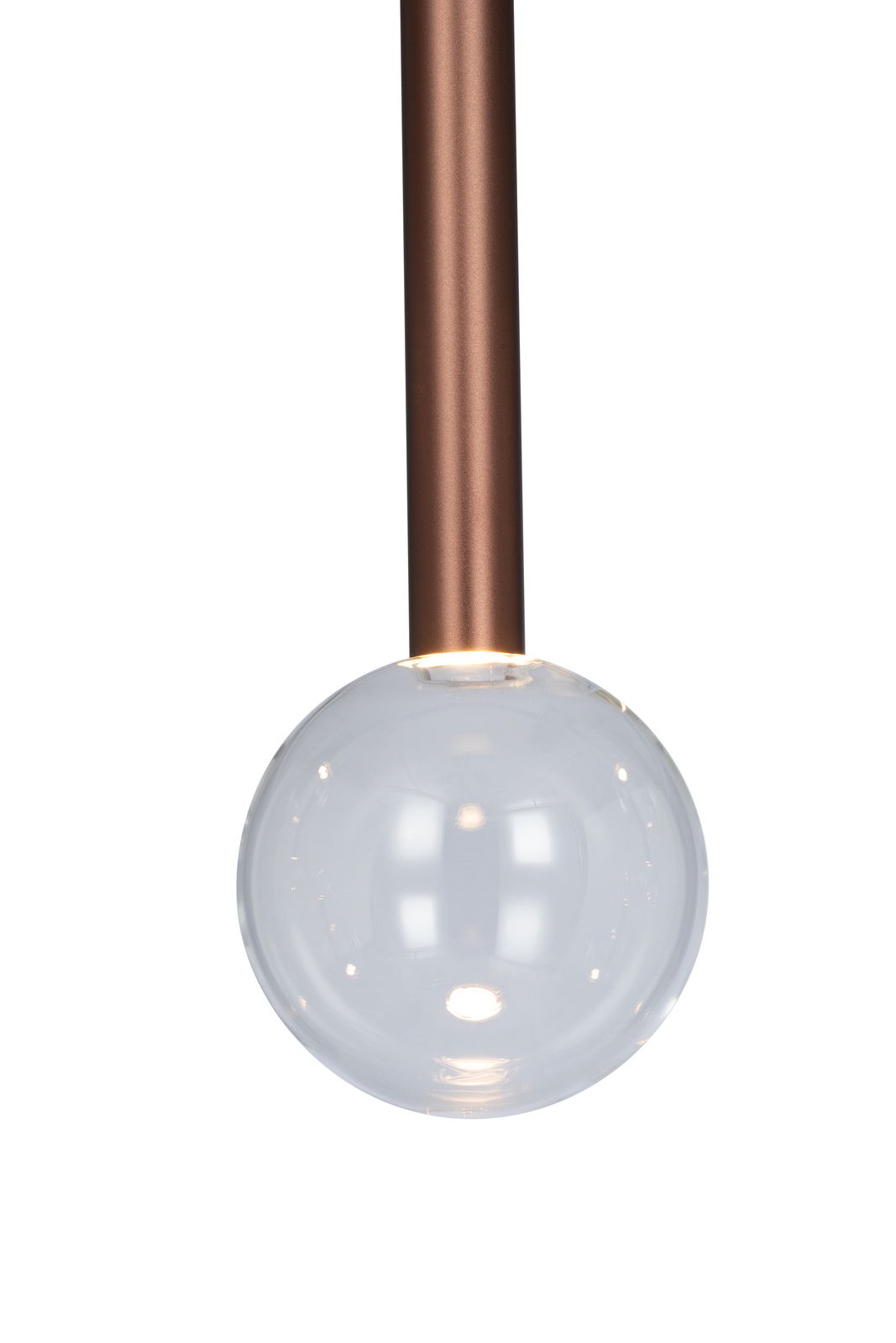 Nahaufnahme einer LED-Hängeleuchte mit einem klaren, kugelförmigen Glasdiffusor und einem bronzefarbenen Stab.