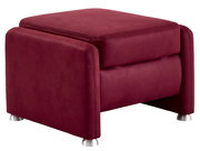Moderner roter Hocker mit Metallfüßen, seitliche Perspektive