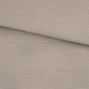 Hellgraue Holzoptik-Oberfläche mit feiner Maserung, Detailaufnahme aus schräger Draufsicht