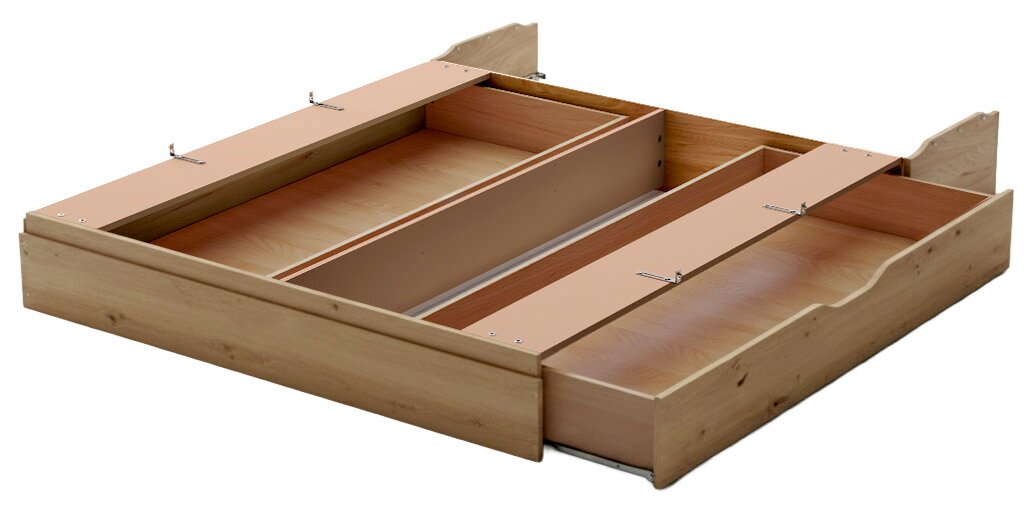 Ruime houten bedlade in open perspectief, met meerdere opbergvakken.