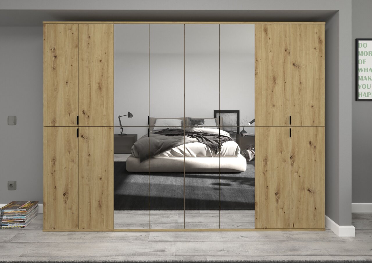 Garderobenkombination aus Holz mit Spiegeltüren, frontal fotografiert, im Schlafzimmer platziert.